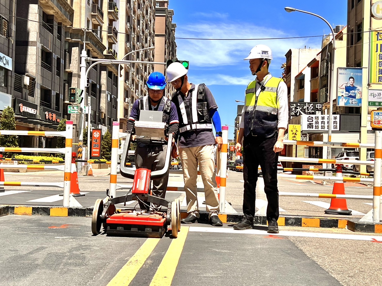 竹北市公所今天委由第三方專業技師團隊，針對建案四周道路進行「表面波」檢測。記者郭政芬／攝影 
