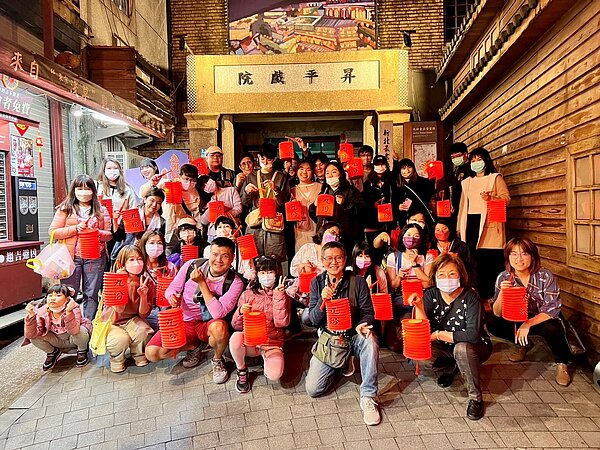 瑞芳區九份商圈發展協會辦理提燈夜遊九份、穿旗袍體驗九份風華等輕旅行活動。圖／新北市經發局提供