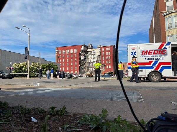 達文波特(Davenport)一處公寓28日晚間驚傳坍塌。圖/取自推特