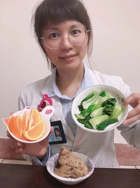 台中市大里仁愛醫院營養師洪嘉勵說,吃粽子應掌握淺嘗,選用全榖雜糧類替代糯米,以及多蔬菜、多樣化搭配和少沾醬等原則。圖/大里仁愛醫院提供