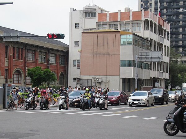 112年牌照稅繳了沒?滯納期滿未稅使用公共道路將開罰。圖/新竹市稅務局提供
