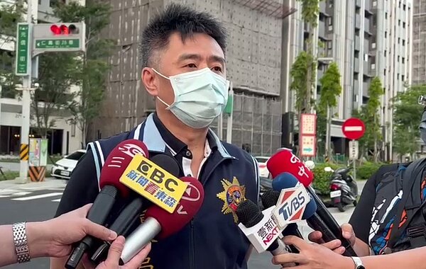 三重警分局偵查隊隊長蔡志惟說明，專案小組鎖定特定可疑車輛，清晨已逮捕１名嫌犯、查扣２把改造手槍。記者林昭彰／翻攝