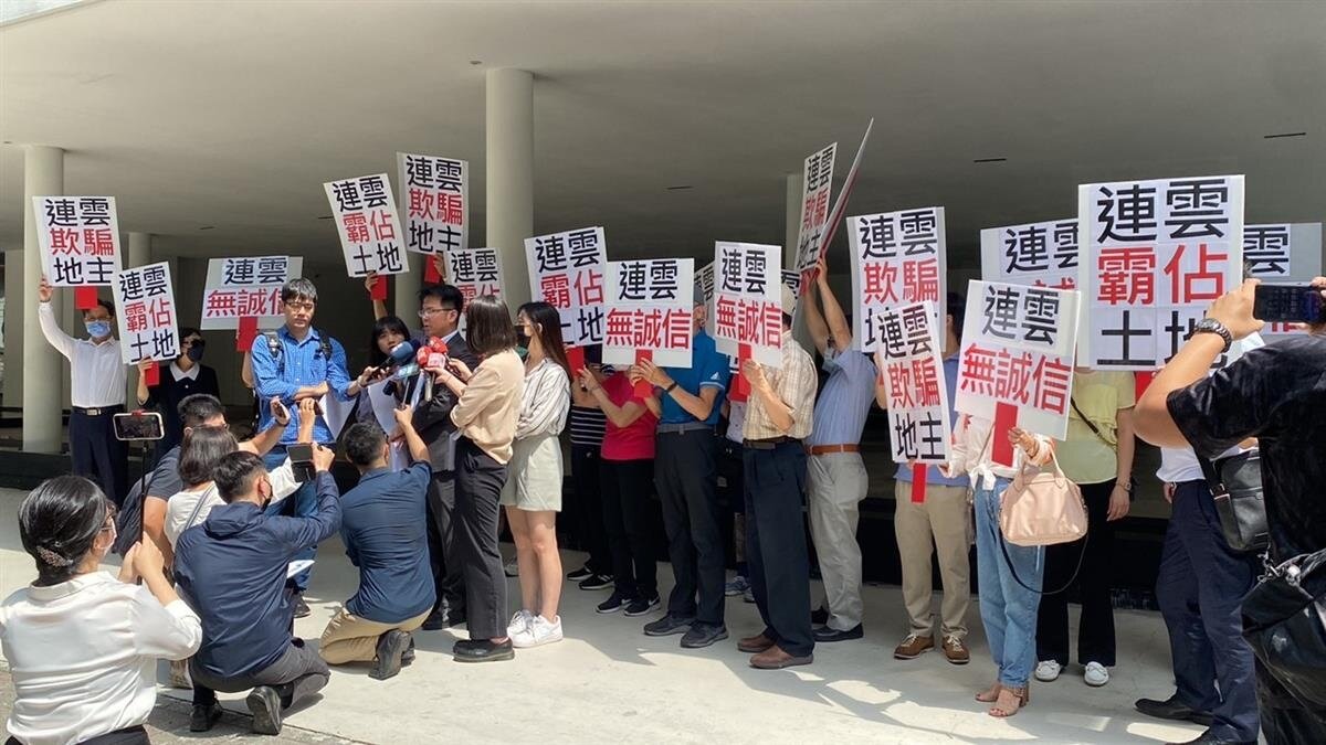 ▼參與整合的數十位地主,因不滿簽約內容於是組成自救會,本月5日曾揪眾前往接待中心舉牌抗議。(圖/讀者提供)