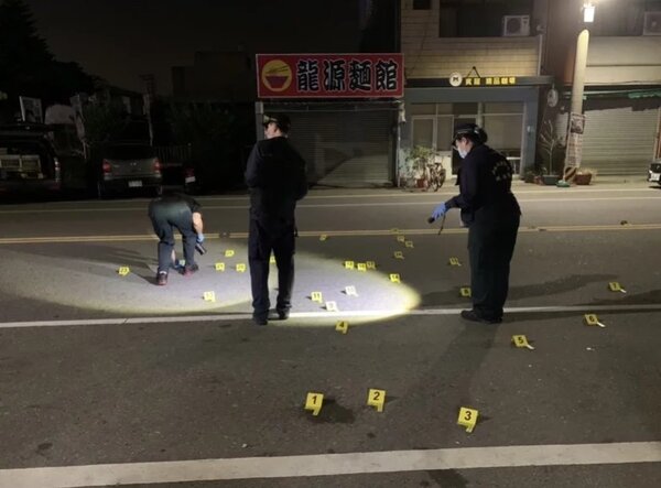 台南學甲88槍槍擊案，台南地院昨天首度開庭，圖為案發時警方到場採證。圖／讀者提供
