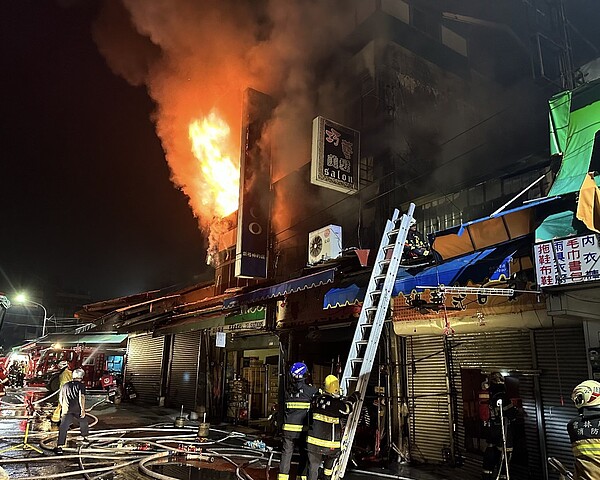 雲林縣斗六市愛國街凌晨發生火警，火勢猛烈延燒8戶民宅。記者陳雅玲／翻攝