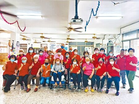 台灣老年人口已突破400萬,預估2025年將邁入超高齡社會。圖為去年參與國民健康署「長者活躍老化競賽」,獲得中區新秀組第五名的彰化縣田尾鄉新生社區發展協會。(王家瑜攝)