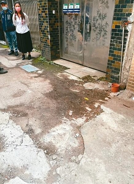 路平為北市府重點施政,不過北市道路品質卻遭質疑錢愈砸愈多,愈補愈大洞。圖/議員洪婉臻辦公室提供