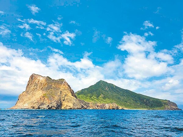 受瑪娃颱風影響,龜山島周邊沿海浪高有持續增大情形,考量離島臨時碼頭靠泊及遊客安全將封島至30日。(宏棋號賞鯨船解說員簡逢均提供/吳佩蓉宜蘭傳真)
