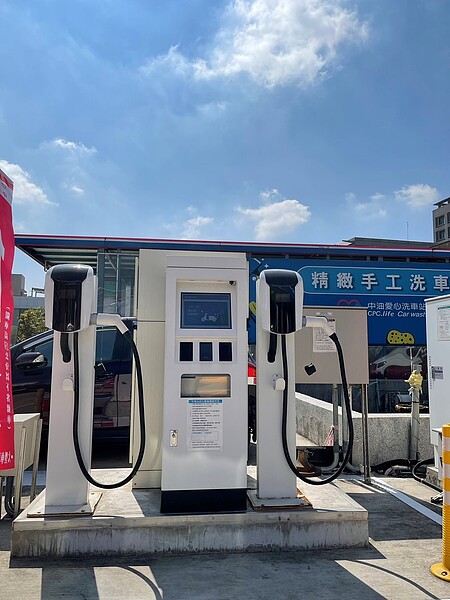 台灣中油公司在全台共100座加油站設置電動機車快速充電設備,並完成電動機車充電營運系統開發作業,將於112年6月1日上線啟用。圖/中油提供