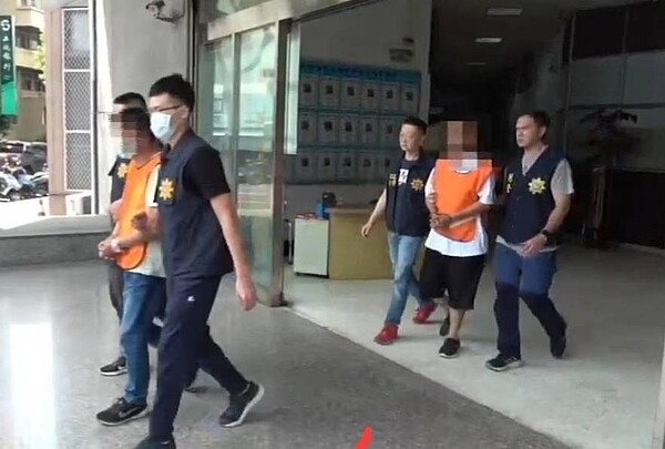 警方在桃園中壢逮捕沈姓男子(右二)等人,記者林保光/翻攝