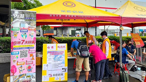 永慶房屋響應「浪愛回家，幸福公益市集」活動，規劃抽獎活動號召更多民眾關懷流浪動物議題。(圖/永慶房屋提供)