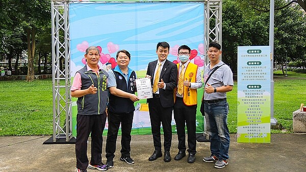 永慶房屋貼心贈送水與康乃馨,為行動不便長者與家屬創造溫馨的親子時光。(圖/永慶房屋提供)