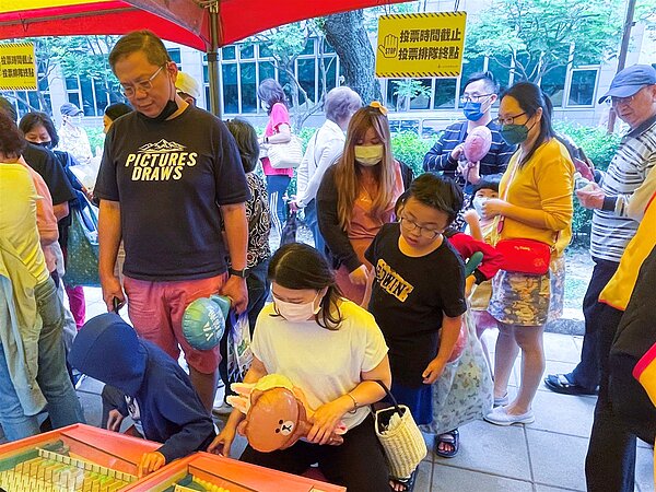 永慶房屋提供帳篷及人力物資上的支援,協助各地里長舉辦母親節活動,為里民們創造美好回憶。(圖/永慶房屋提供)