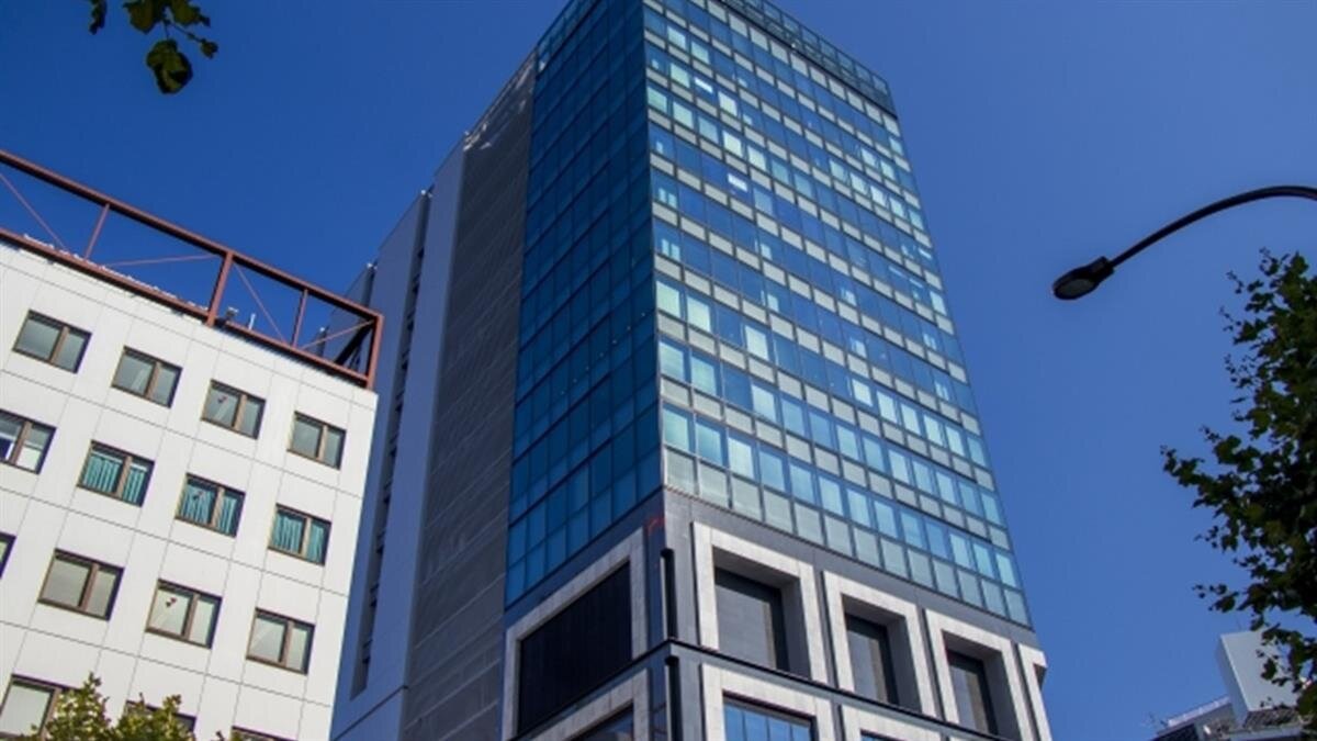 ▼修法增訂符合一定條件的新建、增建或改建建築,應於屋頂設置一定裝置容量太陽光電發電設備。(示意圖/photoAC)