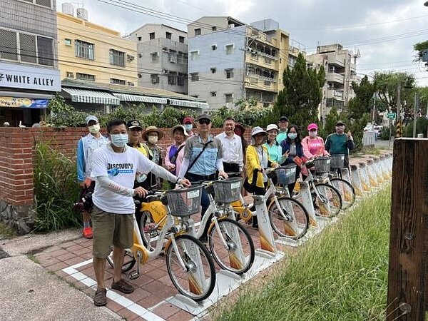 南市府推導覽解說,一次賞浪漫黃金雨與新化老街美景。