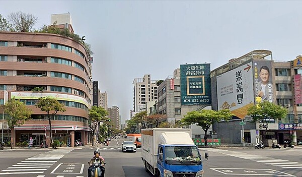 「這類賣方」不撐了?高雄房價下修10~15%出現!專家揭真相 陳秋指出,近期我們接觸到有賣方釋出的物件已長達一年都沒賣掉,仲介跟賣家詳細溝通、說明市場現況後,賣方願意有感讓利,「比原先開價降10~15%的幅度是有的」。圖/google map