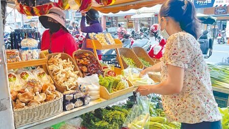 瑪娃颱風來襲,民眾預期菜價上漲,台東中央市場出現買菜潮。(蕭嘉蕙攝)