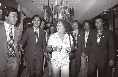 1979年國際影星伊麗莎白泰勒前往武昌街來來百貨公司購物。(邱維國攝∕本報資料照片)