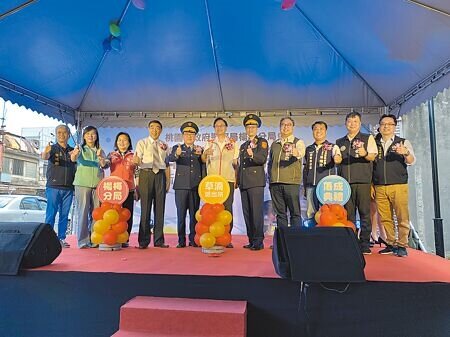 桃園市楊梅警分局草湳派出所新辦公廳舍30日落成啟用,桃園市長張善政(中)出席啟用典禮表示,期盼舒適的辦公、洽公環境,能提升員警服務品質。(蔡明攝)