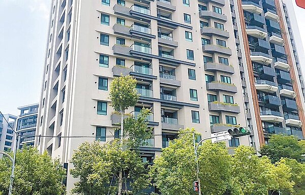 台中市5億高中生墜樓案疑點重重,30日再傳出賴與夏男同婚登記當日,曾先回到案發地找大樓的清潔阿姨在結婚書上簽名當證人遭拒。(民眾提供/馮惠宜台中傳真)