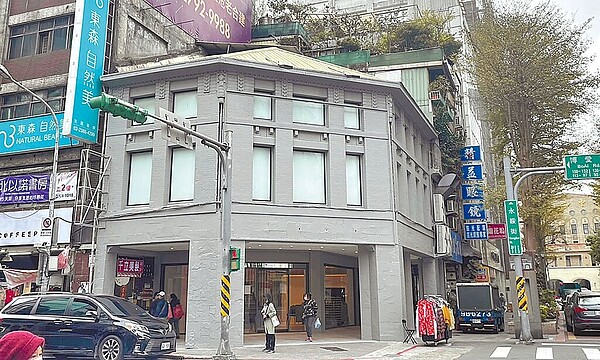 台北市中正區博愛路一棟建築去年被公告為暫定古蹟,經台北市文資委員審議,同意登錄為歷史建築,但因建商及屋主在公告後持續改裝工程,將分別被文化局開罰50萬元、30萬元。(台北市文化局提供/蔡佩珈台北傳真)