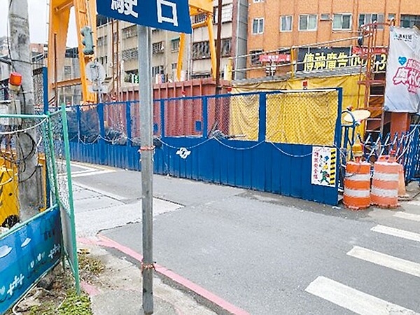 台北市捷運工程局在新北市道安會報指出，連城路與中正路路口圍籬3月已退縮，路口還道於民。（台北市捷運工程局提供／陳慰慈新北傳真）