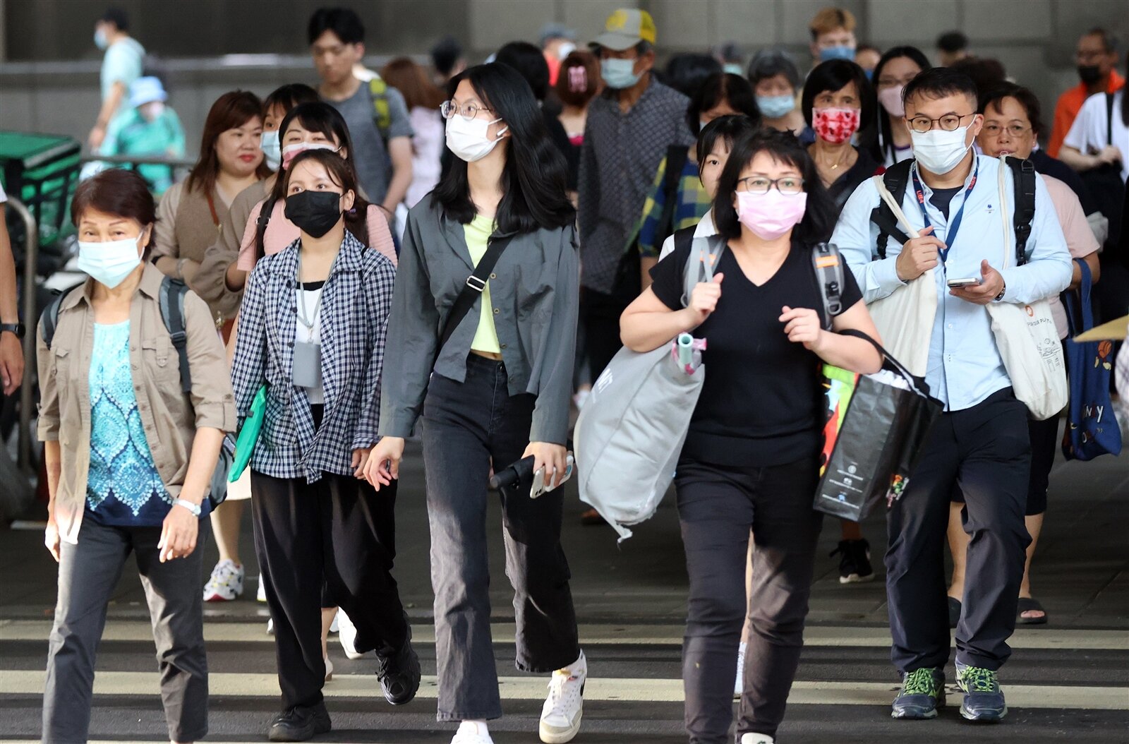 近期流感人數增加，專家表示，新冠病毒疫情進入第4波流行，疾管署預估約6月底將達疫情高峰。雖然戶外已免戴口罩，但走在路上的民眾絕大多數仍戴著口罩。記者杜建重／攝影 