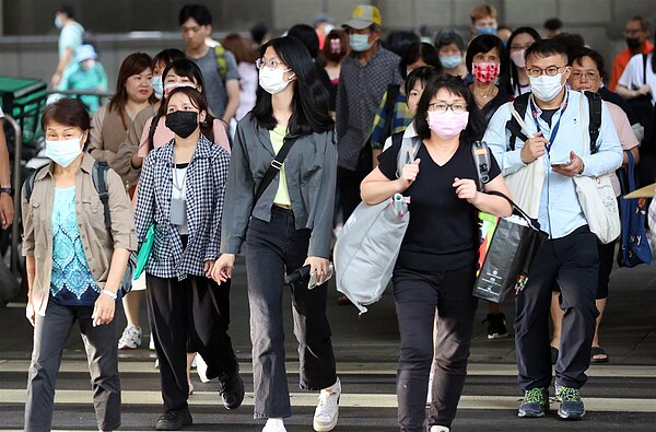 近期流感人數增加,專家表示,新冠病毒疫情進入第4波流行,疾管署預估約6月底將達疫情高峰。雖然戶外已免戴口罩,但走在路上的民眾絕大多數仍戴著口罩。記者杜建重/攝影