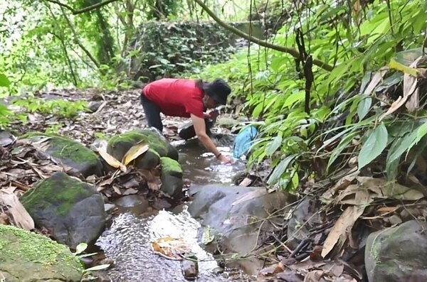 竹山秀林里無自來水可用,年近8旬阿嬤須翻山越嶺「撿水」,過程苦情又艱辛。圖/議員陳玉鈴提供