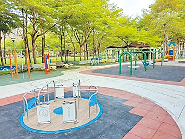台中市豐富公園19日啟用,共融旋轉盤、共融式鞦韆組、創意攀爬組及遊戲砂坑等遊具設施,顧及到不同身心能力的孩童遊戲權益。(台中市府提供/林欣儀台中傳真)