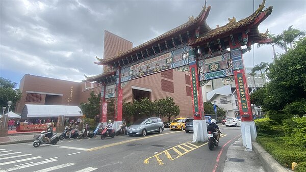 矗立一甲子的彰化地標「八卦山牌樓」,修繕工程在歷經4次招標後,今天舉辦動工典禮,預定今年11月完工。記者劉明岩/攝影