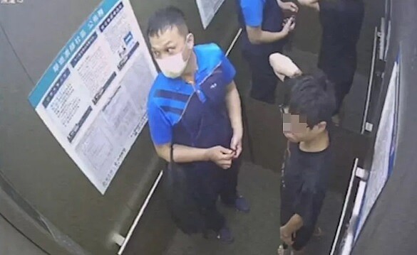 賴姓高中生最後身影曝光,是他與夏姓代書助理一同搭乘電梯,當時賴姓高中生舉右手抓頭,沒有明顯外傷。圖/翻攝畫面