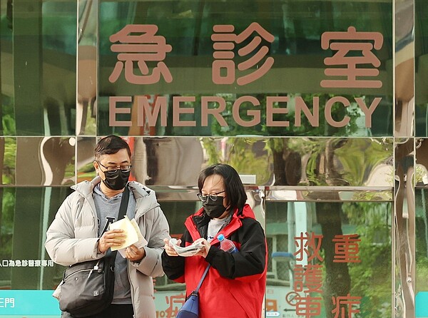 衛福部今天公告,醫療機構、醫事機構以及老人福利機構三處仍要持續配戴口罩不鬆綁。聯合報系資料照/記者曾原信攝影