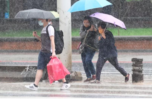 受瑪娃颱風外圍雲系影響，台北市今天清晨開始，出現間歇性大雨，主要較大雨勢集中在文山、南港山區。記者潘俊宏／攝影