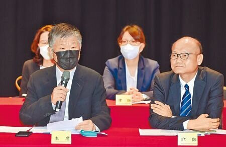 
泰山市場派大股東龍邦5月31日召開112年第2次股東臨時會，由龍邦董事長劉偉龍（左）擔任主席，律師黃福雄（右）陪同出席。（王德為攝）
