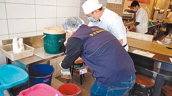 台中市食品藥物安全處日前啟動「鐵板燒暨排餐餐飲業」稽查專案，在西屯區1家平價連鎖鐵板燒發現自製飲品「冬瓜茶」初驗、複驗皆不符衛生標準。（台中市政府提供／馮惠宜台中傳真）