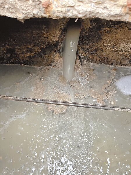 國民黨高市議員李雅靜昨行經高雄鳥松區時,直擊橋下的水管偷排廢水,水管不斷流出乳白色液體,且飄散著惡臭,隨即通報高市府環保局到場巡查。(高市府環保局提供/洪浩軒高雄傳真)