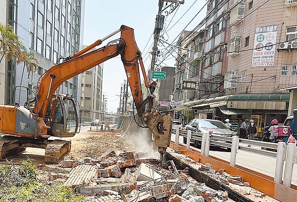 桃園市中壢區龍東路巷弄拓寬砍除樹木,民代建議市府應設法克服土地、經費等問題新設樹木銀行。(梁為超提供/呂筱蟬攝)