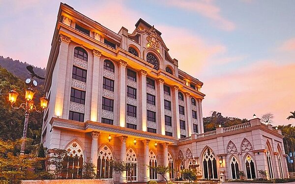 苗栗縣議員陳光軒昨日議會質詢時,指南庄鄉一家歐式建築風格飯店,位於水庫自來水保護區,卻規避環評非法營運。(民眾提供/李京昇苗栗傳真)