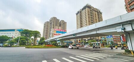 新北市三重區中正陸橋下圓環交通車流量大,但因路線複雜紊亂導致車禍事故頻傳,已使用44年的中正陸橋是否要拆,地方上也爭論不休。(黃敬文攝)