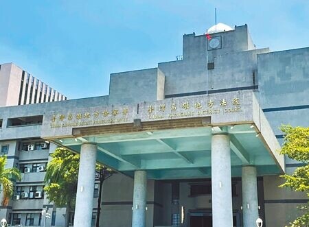 
陳姓男子於機台內擺放仿冒商標商品，被警方送辦，高雄法院法官將他依違反陳列侵害商標權之商品罪，處拘役50日，可易科罰金，緩刑2年。（本報資料照）
