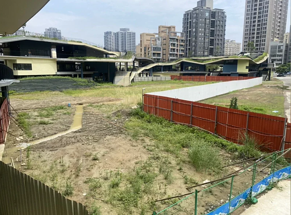 新竹市關埔國小三期工程持續流標，市議員劉彥伶認為應適當調整工程圍籬，增加學習、活動空間。圖／市議員劉彥伶提供