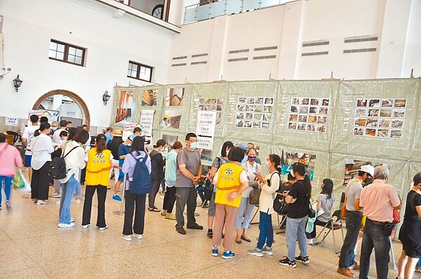 台南市公共運輸月票299專案昨天上午開賣,不少民眾提前到台南火車站大廳等候搶購。(市府交通局提供/洪榮志台南傳真)