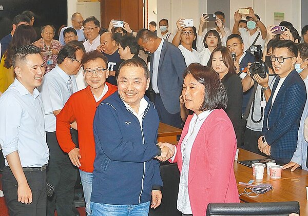 國民黨總統參選人、新北市長侯友宜(前左)昨日赴立法院,拜會國民黨立法院黨團,並與立委陳玉珍(前右)握手致意。侯也炮轟中央沒在聽地方建言。(劉宗龍攝)