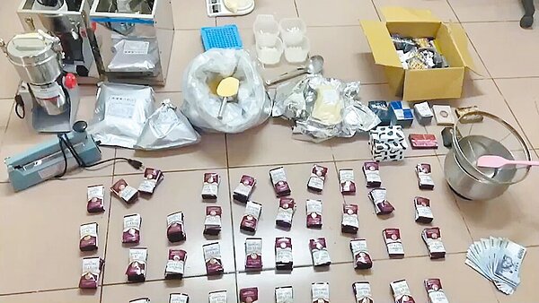 新北市刑大在新竹關西山區破獲毒咖啡包分裝廠,查扣毒咖啡511包及分裝器具1批。(新北市刑警大隊提供/王揚傑新北傳真)