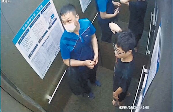 賴姓高中生(右)墜樓前,與夏男(左)電梯內的最後影像。(民眾提供)
