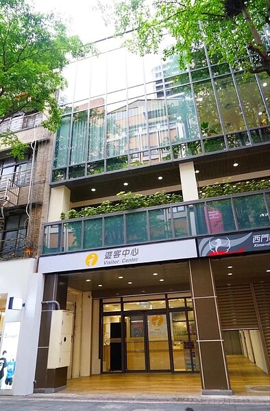 4層樓的西門町遊客中心除設有諮詢服務台及友善公廁,更首創旅客閱讀休憩空間及行李寄放服務。圖/北市觀光傳播局提供