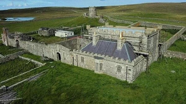 BBC報導，現在只要3萬英鎊就可以買下蘇格蘭謝德蘭群島一座可追溯至1820年的待售城堡，但任何潛在的買家需要擁有雄厚的身家，準備1200萬英鎊的備用資金來支付翻新費用。照片翻攝：Twitter / Grouse Beater
