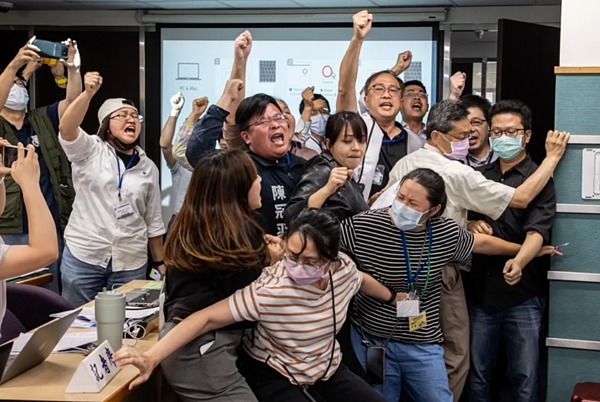 環保署上周召開第五次協和四接環評案初審,環保團體衝進會議室,高喊「程序違反、立即散會、退回重審」。圖/聯合報資料照片