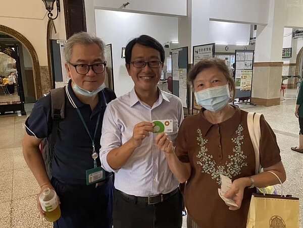 台南市公共運輸處長吳俁之在臉書貼出全台灣第一張TPASS通勤月票實體卡昨天早上在台南車站月票服務台售出,感謝來自楠梓的陳女士。圖/取自吳俁之臉書